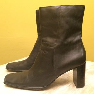 Bandolino leather ankle boots size 6 , black